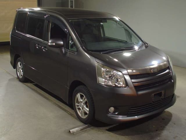 TOYOTA / Noah (DBA-ZRR70W)