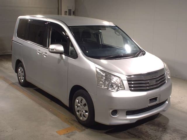TOYOTA / Noah (DBA-ZRR70G)