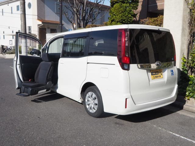 TOYOTA / Noah (DBA-ZRR80G)