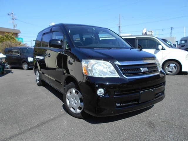TOYOTA / Noah (DBA-AZR60G)