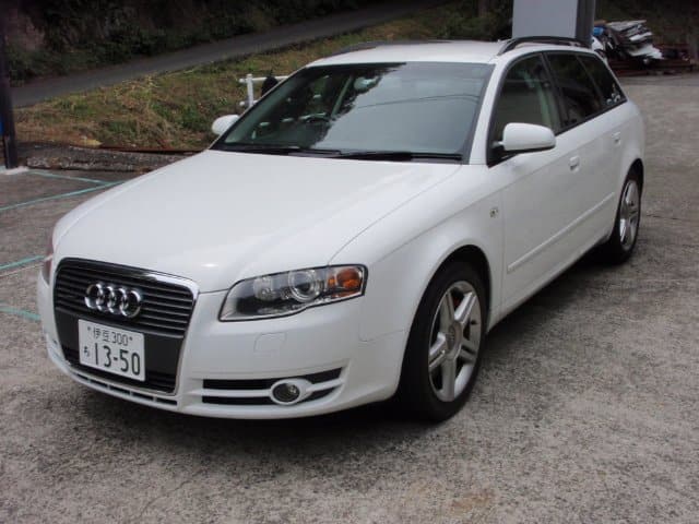 AUDI / A4 (8EBWEF)
