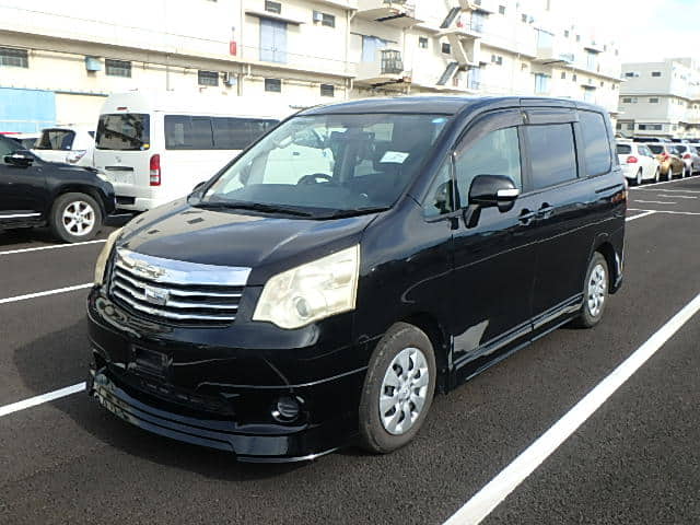 TOYOTA / Noah (DBA-ZRR70G)