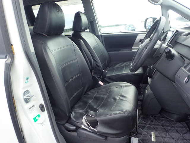 TOYOTA Voxy thumbnail 25