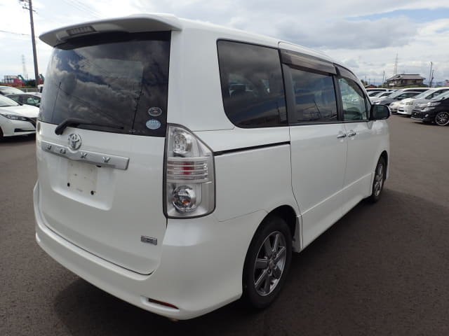 TOYOTA Voxy thumbnail 5
