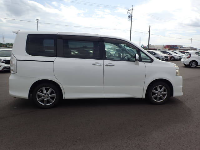 TOYOTA Voxy thumbnail 6