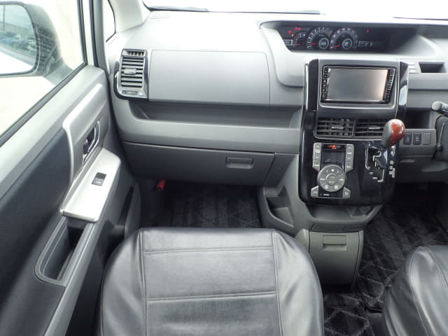 TOYOTA Voxy thumbnail 34