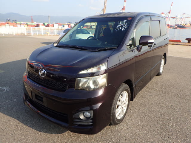 TOYOTA Voxy]