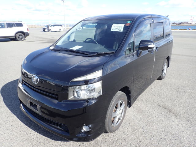 TOYOTA Voxy;