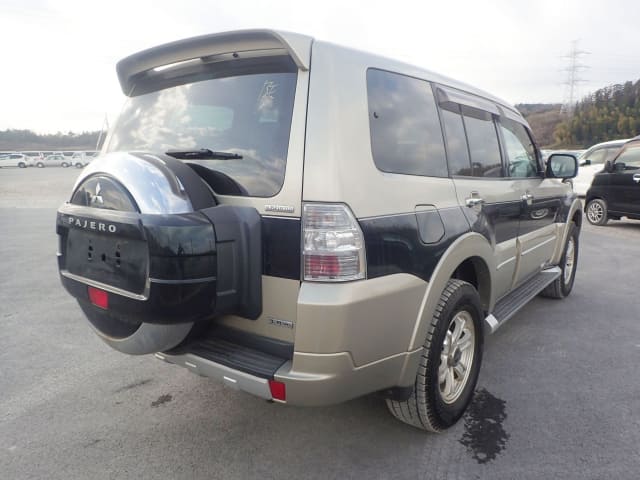 2011 MITSUBISHI Pajero