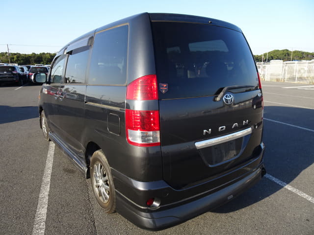 2004 TOYOTA Noah