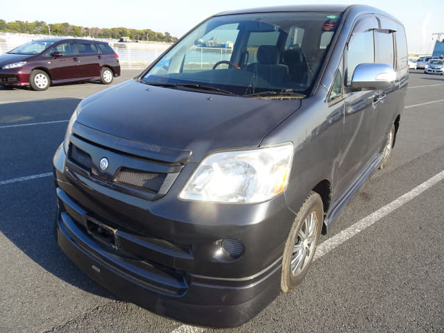 2004 TOYOTA Noah
