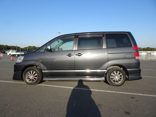 2004 TOYOTA Noah