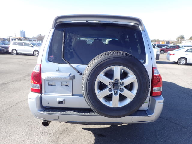 2005 MITSUBISHI Pajero