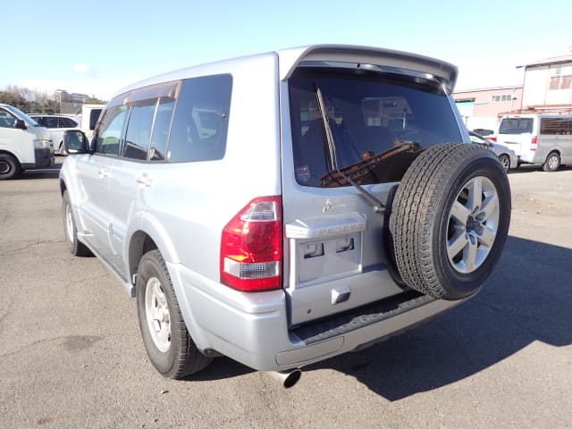 2005 MITSUBISHI Pajero