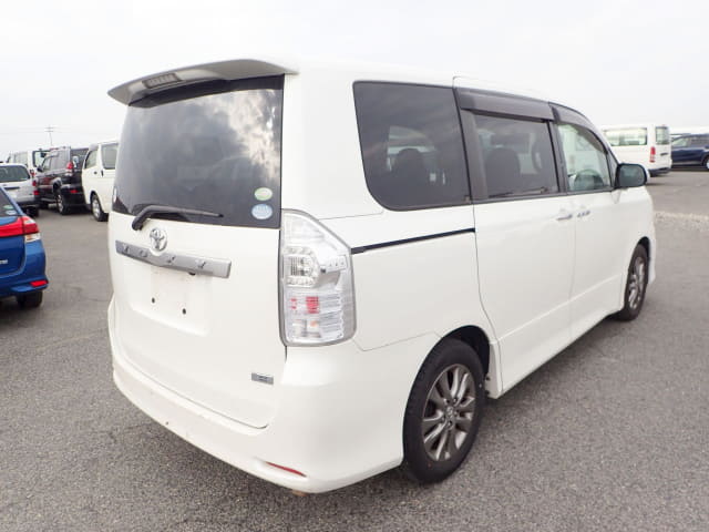 2011 TOYOTA Voxy