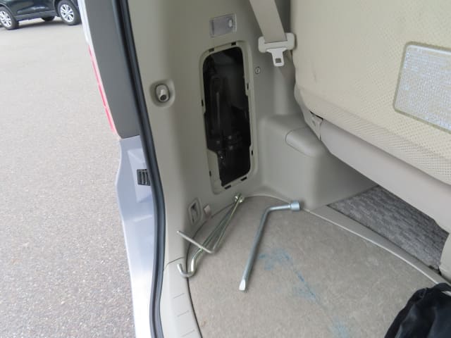 TOYOTA Noah thumbnail 30