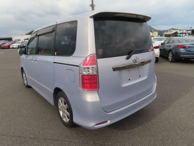 2010 TOYOTA Noah