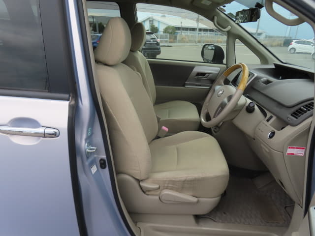 TOYOTA Noah thumbnail 25