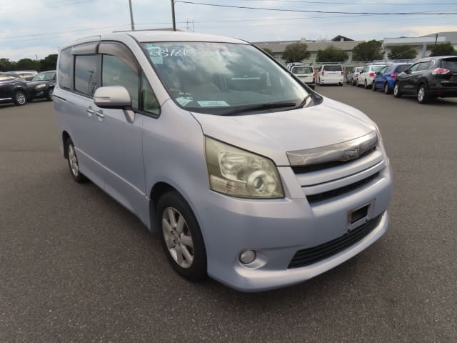 TOYOTA Noah thumbnail 7