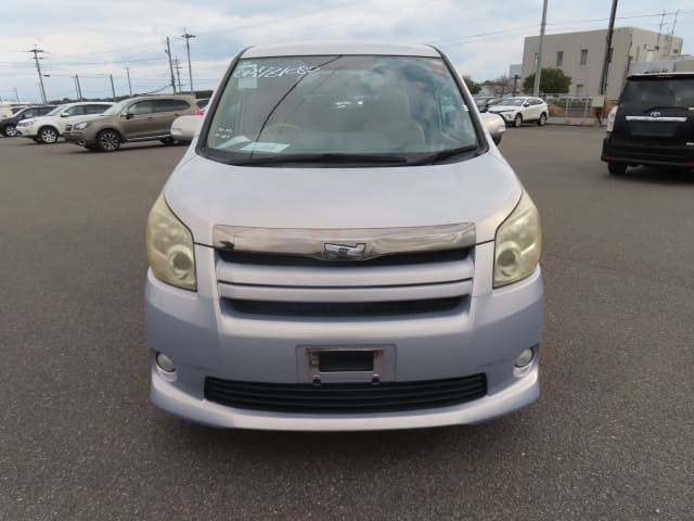 TOYOTA Noah thumbnail 8