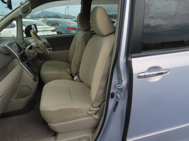 TOYOTA Noah thumbnail 26