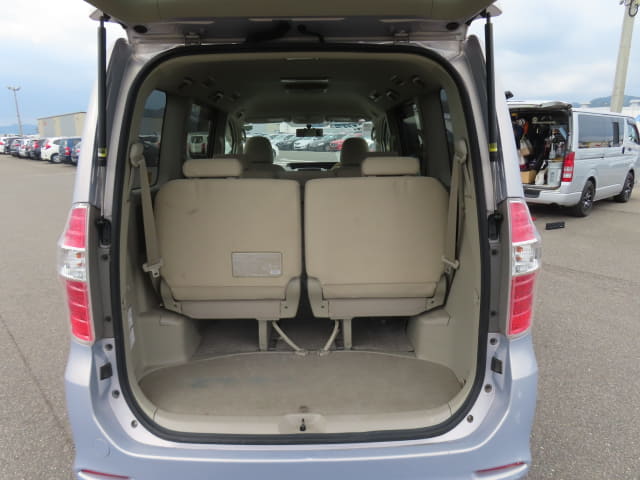 TOYOTA Noah thumbnail 29