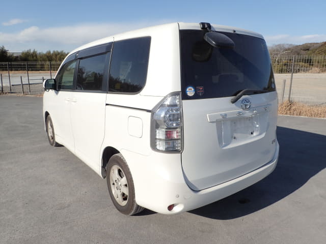 2010 TOYOTA Voxy