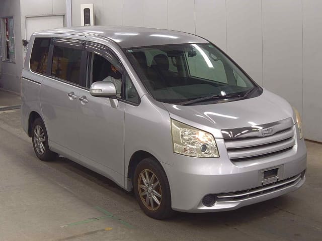 TOYOTA Noah thumbnail 6