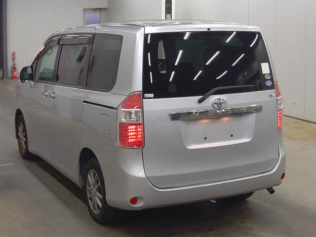 TOYOTA Noah thumbnail 4