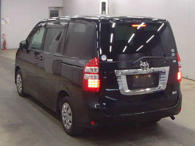 2010 TOYOTA Noah