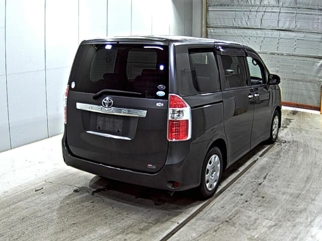 2010 TOYOTA Noah