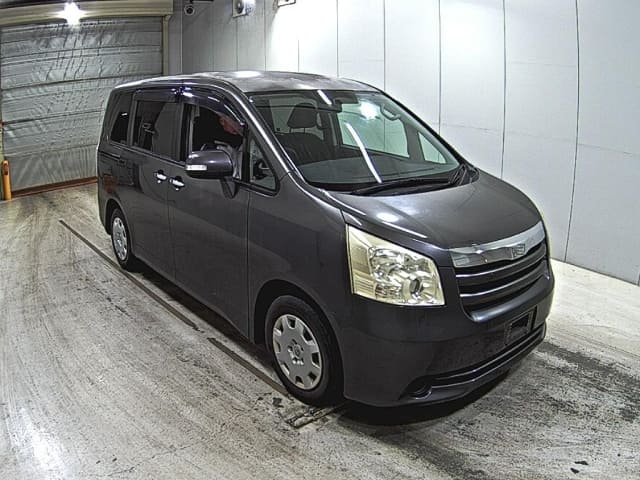 2010 TOYOTA Noah