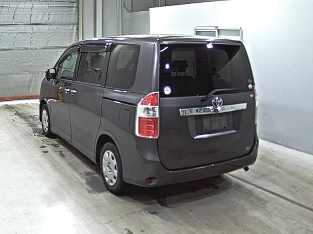 2010 TOYOTA Noah