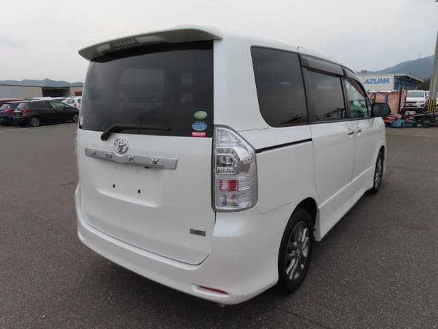 2011 TOYOTA Voxy