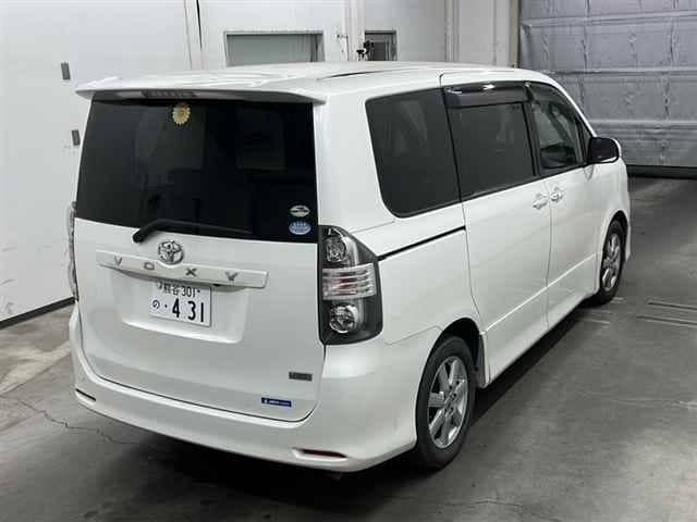 TOYOTA Voxy thumbnail 2