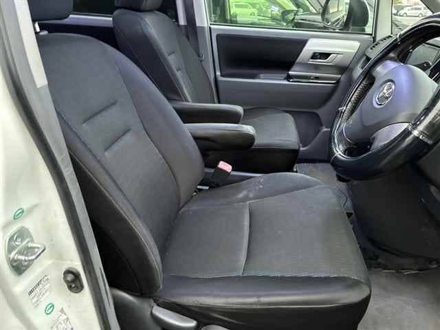 TOYOTA Voxy thumbnail 5