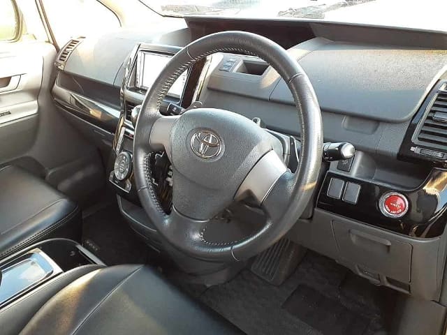 TOYOTA Voxy thumbnail 3
