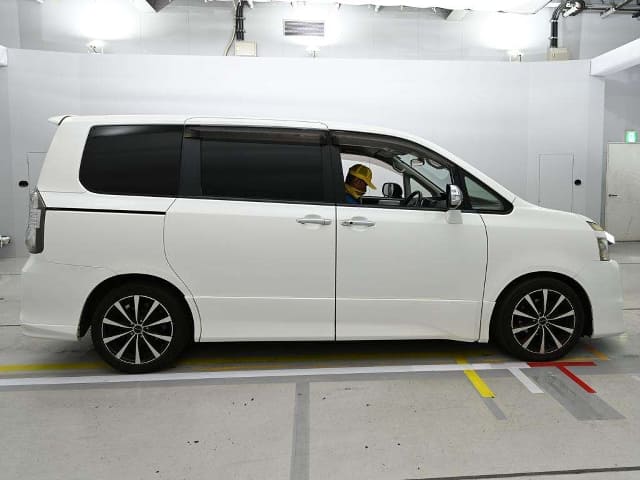 TOYOTA Voxy thumbnail 4