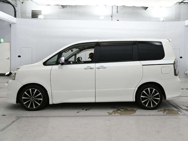 TOYOTA Voxy thumbnail 5