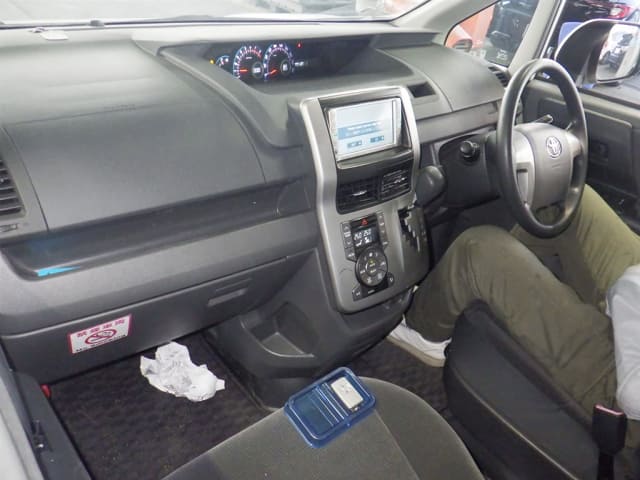 TOYOTA Voxy thumbnail 3