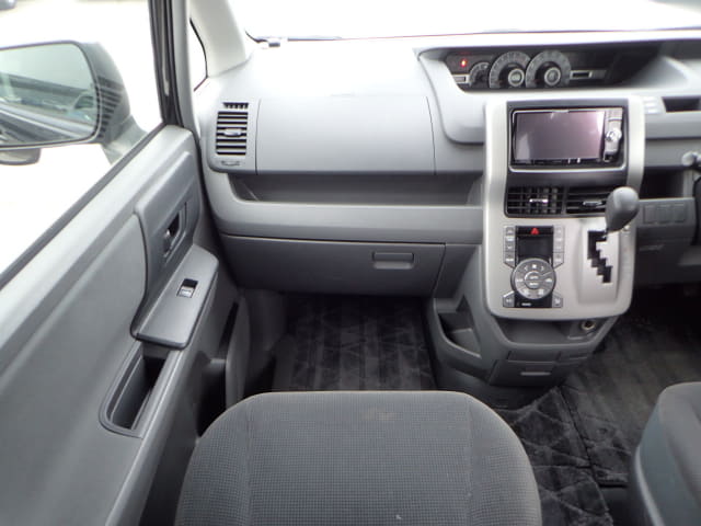 TOYOTA Voxy thumbnail 33