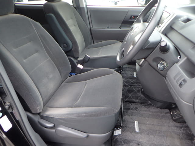 TOYOTA Voxy thumbnail 25