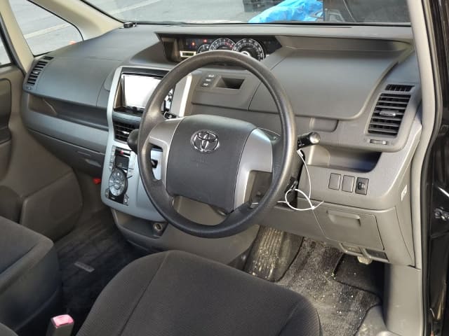 TOYOTA Voxy thumbnail 47