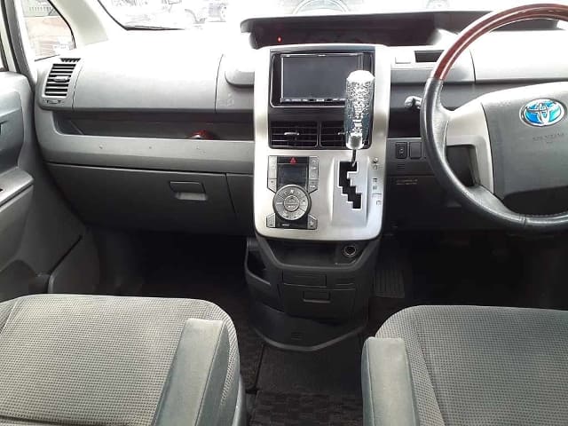 TOYOTA Voxy thumbnail 4