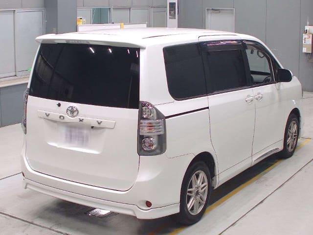 TOYOTA Voxy thumbnail 2