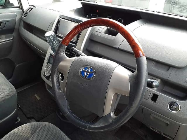 TOYOTA Voxy thumbnail 3