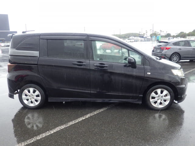 2011 HONDA Freed Spike