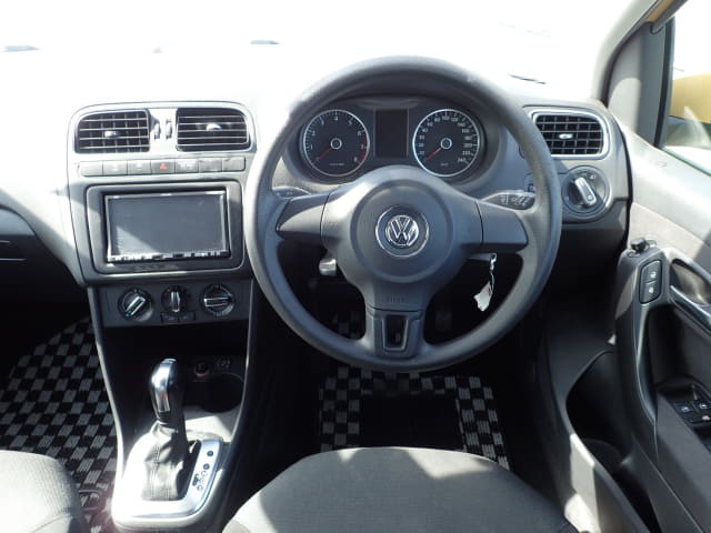 2011 VOLKSWAGEN Polo