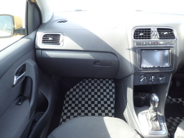 2011 VOLKSWAGEN Polo