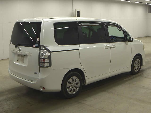 TOYOTA Voxy thumbnail 2